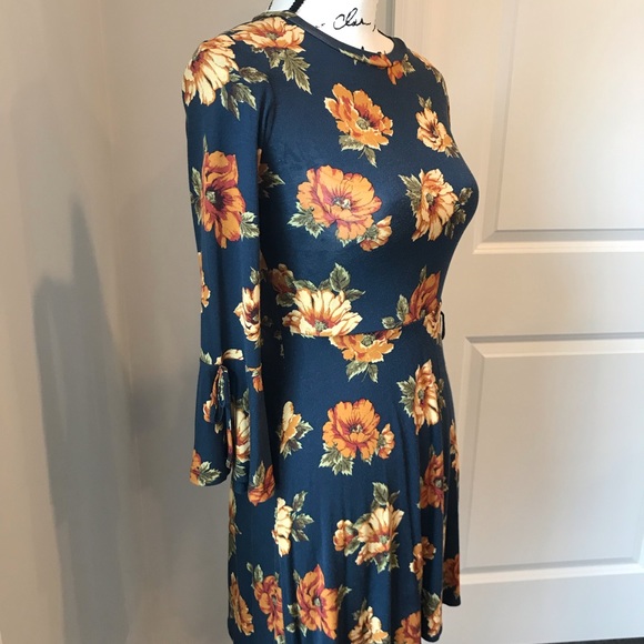 Forever 21 Floral Trumpet Sleeve Skater Dress - Picture 5 of 6